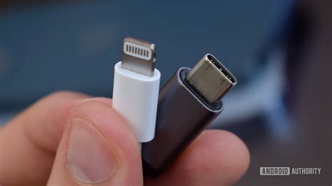 Lightning port vs usb-c. USB-C adalah jenis kabel yang bisa mengisi daya perangkat Anda lebih cepat dibandingkan dengan kabel Lightning. Ini karena USB-C bisa mengirimkan daya dengan cepat pada voltase yang sama. Jadi, dengan USB-C, pengisian daya lebih efisien. Biasanya, kabel Lightning hanya bisa menyalurkan … 