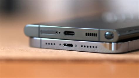 24 thg 11, 2021 ... While Lightning maxes out at 400 megabits per second, USB-C can offer speeds of up to 20 gigabits per second. That's 50 times faster than ...