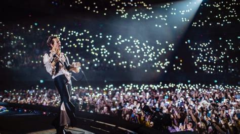 Lights Up 💡 Harry Styles LOT live @ Foro Sol, Mexico City - YouTube