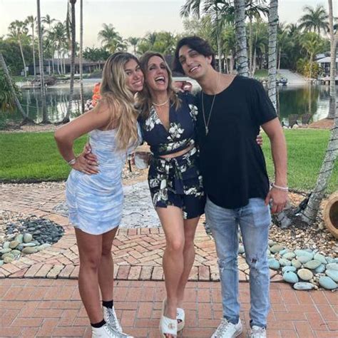 Lili estefan daughter height. Jul 19, 2019 · Image Source: HOLA! His partner, Lili Estefan has an estimated net worth of $10 million. Moreover, the average salary of a talk show host ranges from $36,000 to $71,308 per year. The Cuban beauty is a fitnes s model as well, she earns $30,000 for modeling as well. 