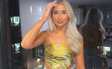 Lily philips. Lily Phillips is a British content creator who revealed on a podcast that she had a threesome with MMA fighter Dillon Danis before his fight with Logan Paul. Learn … 