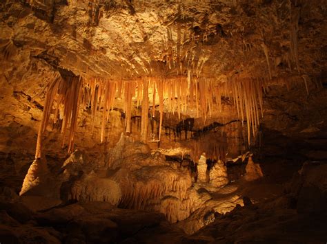 Limestone formation. 23 de mai. de 2013 ... Most caves are formed in limestone rock. Calcite (calcium carbonate) is the main mineral of limestone.1. Throughout time, rainwater seeps ... 