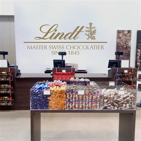 Lindt chocolate factory pa. Duration of guided tour: 90 minutes Group size per guided tour: max. 15 people Language: English With a participation in a public guided tour and you gain an exciting insight into the world of chocolate. This tour is suitable for both families with children aged eight and over and adults. A maximum of five tickets can be booked online. VAT at 2.6% is included in the purchase price. 