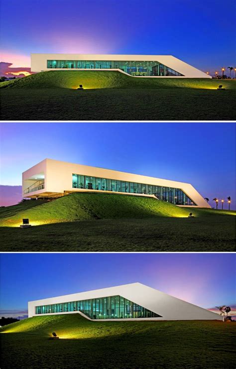 Linear Architectural Form of this Building Stands out(이미지 포함)