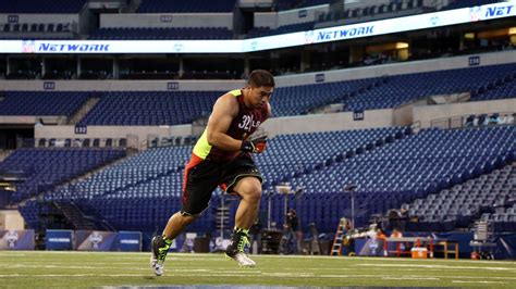 Linebacker 40 yard dash times. If your'e an NFL general manager looking for a fast inside linebacker, the 2020 NFL Draft has plenty of them. On Saturday night, 10 linebackers ran a sub 4.6 for the 40-yard dash that included a ... 