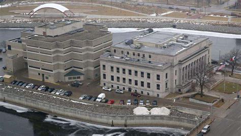 The Linn County Correctional Center is a 401-bed facility and is the only jail in Linn County. The Correctional Center houses inmates awaiting trial and serving time for state, county, and municipal offenses. Additionally, the Correctional Center houses overflow inmates for other jurisdictions and federal prisoners awaiting trial. Inmates .... 