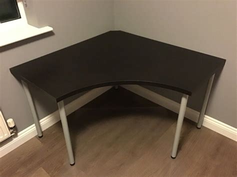 Linnmon ikea corner desk. She made it with two Linnmon desks – (1) 39.5” & (1) 47.25”. She says, “the desks are joined underneath with brackets and wood to create a small L-shaped desk without having legs everywhere.”. Here is Donetta Byrd’s IKEA craft room desk. She used four Alex drawers and three Linnmon tabletops to create this cool L-shaped desk. 