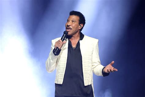 Lionel Richie apologizes after last-minute concert cancellation: ‘I tried to bribe the pilot’