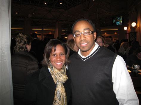 Lisa salters partner. Salters stands at an approximate height of 5 feet 2 inches (1.57 m). Lisa Salters Family. Salters was born to Glen Salters (father) and Helen Salters (mother). She has a cousin called Tony Dorsett, who is a former University of Pittsburgh and Dallas Cowboys star running back. There is no information regarding whether Salters has any siblings. 