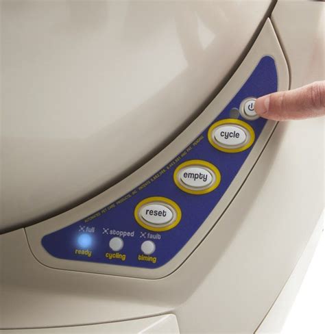 When the light sensor, located in the control panel, detects low-light conditions, the night light turns on automatically. The automatic night light, located in the upper bonnet, is there to help guide your cat to the litter box. A light sensor located above the Cycle button detects ambient light and turns the night light on and off automatically.. 