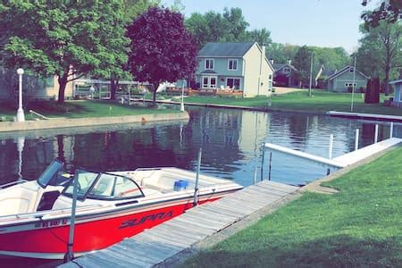 Little Gem on Lake Wawasee Channel - Cottages for Rent in