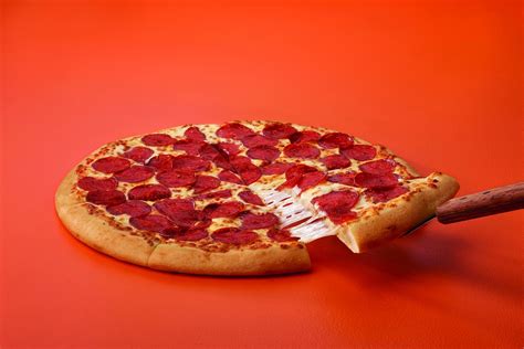 The business decision to expand through franchising paved the way for Little Caesars to become the fastest growing pizza chain in the U.S. and an internationally known brand.* Little Caesars logo becomes a 3D figure used in outdoor signage. *Fastest growing pizza chain in the U.S. – based on net number of stores added each year 2008-2015.. 