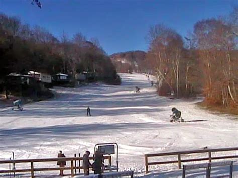 Resort Cams is excited to announce the addition of the Sugar Mountain Resort Real Estate & Rentals Cam to our growing lineup of live, streaming, high quality cameras. This cam is a PTZ camera that is on a timer, switching views every 10-20 seconds, giving you awesome views of Sugar Mountain Resort, Highway 184, and the surrounding area.. 