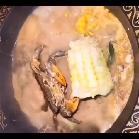 Live crab eating corn while getting cooked : r/HolUp - Reddit