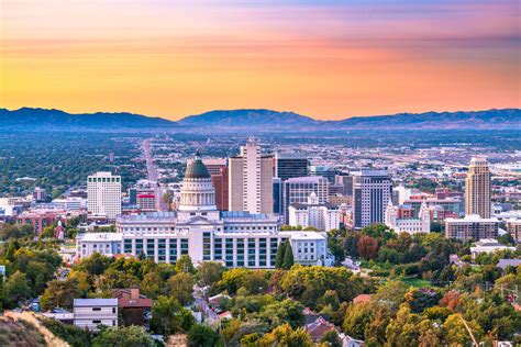 Living in salt lake city. Living in Salt Lake City offers residents an urban suburban mix feel and most residents rent their homes. In Salt Lake City there are a lot of bars, restaurants, coffee shops, and parks. … 