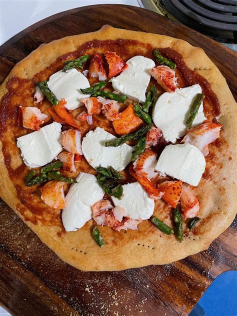 Lobster pizza. When left at temperatures of 40 degrees Fahrenheit or more, cooked lobster only stays fresh for about 2 hours. At temperatures of 90 degrees Fahrenheit or higher, cooked lobster on... 