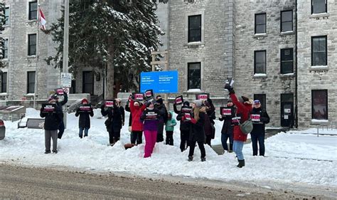 Local 99 ONA group rallies for better care, staffing and wages for nurses