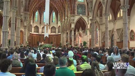 Locals across Chicago come together to celebrate Easter
