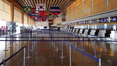 Logan airport how early to arrive. United Airlines further complicates this issue by adding luggage to the equation. If you're not checking luggage, the carrier advises you to arrive at the airport at least 60 minutes before your ... 