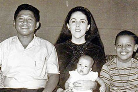 Lolo soetoro. Ibu Obama, Ann Dunham, menikah untuk kedua kalinya dengan Lolo Soetoro yang berkebangsaan Indonesia. Ada pun ayah kandung Obama bernama sama dengan dirinya, Barack Husein Obama. "Dia telah ... 