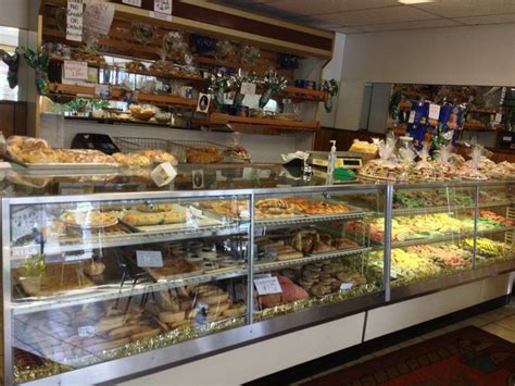 Lombardi's Bakery: Not an impressive Italian bakery - See 19 travele
