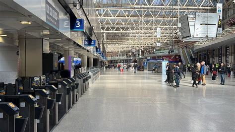 London Waterloo: Rail passengers urged to avoid station - BBC News