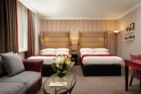London hotels for families. The Landmark London, Marylebone. Located a stone’s throw from both London Zoo and the West End, The Landmark London is a popular choice for families looking to make the most of the capital’s top attractions. It helps, then, that it is also one of the few luxury hotels in the city to offer rooms large enough to accommodate both … 