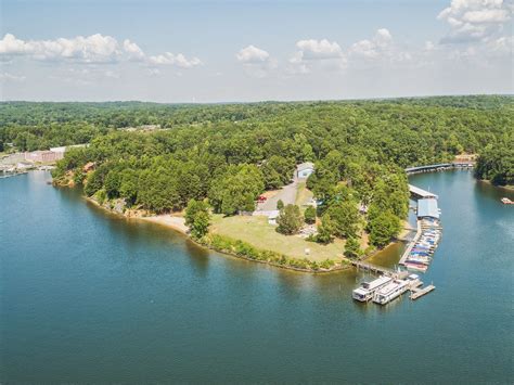 Long cove resort. Long Cove Resort and Marina! Long Cove is a hidden Gem on the banks of Lake Wylie in Charlotte North Carolina. Our private club offers everything you are looking for in lakefront entertainment. Boasting 33 lakefront tiny-house vacation rentals, a private beach, stunning lakefront event space,114 boat slip marina and watersport rentals. If you ... 