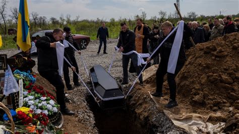 Long days of gravediggers tell story of Ukraine’s war dead