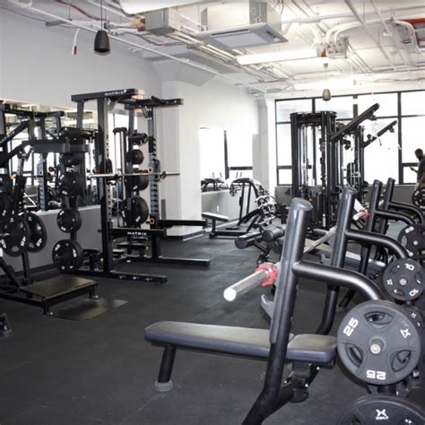 Long island gyms. Here are the 10 best gyms in Long Island, New York, in no particular order: Retro Fitness Retro Fitness is a gym chain that offers a wide range of modern fitness … 
