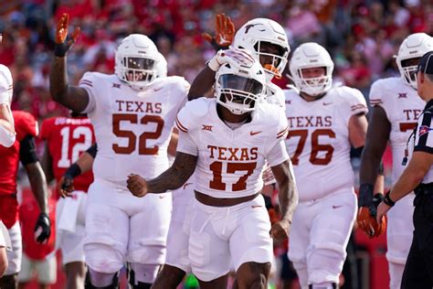 Longhorns move up one spot in AP Top 25 after Houston win