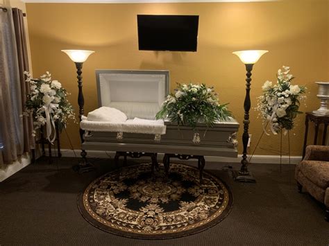 Sending flowers to cremation or memorial, HAMILL'S FLORIST takes care of your funeral flower needs. Order cremation urn and memorial picture flowers from your local florist. (903) 758-2503. 