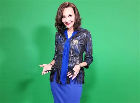 How Old Is Lori Pinson Fox 2 News. Due to Massive fan following on Social Media Lori Pinson generates good amount of money from them. Regarding her relationship status, Lori Pinson is a married woman. Lori Pinson Bio, Age, Height, Fox 2 News, Family, Salary, And Net Worth. Lori Pinson Husband and Family.. 