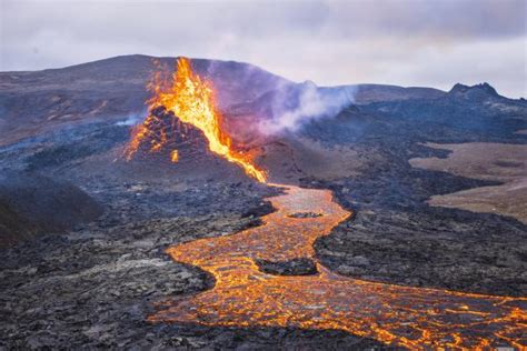 Los 10 Volcanes más Activos del Mundo - Volcán Strómboli #shorts