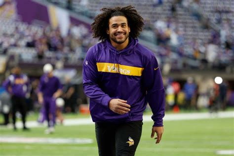 Los Angeles Chargers sign former UCLA star Eric Kendricks