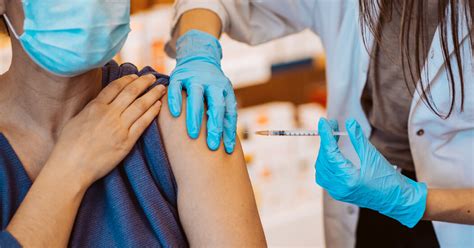Los CDC urgen a vacunarse contra el COVID-19, la influenza y el RSV antes del pico de invierno