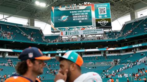Los Miami Dolphins dan una clase magistral ofensiva al ganar 70-20 a los Denver Broncos