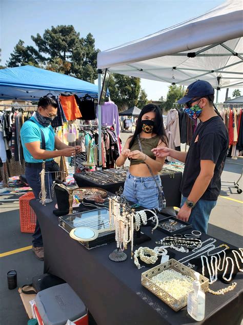 Los feliz flea. Sep 4, 2023 · V I N T A G E & A N T I Q U E S Offer Uniqueness, Timelessness, Quality, Storytelling, and Sustainability, all of which resonate with our desire for Individuality, Connection, and a more Mindful way of living @losfelizflea 💛. Los Feliz Flea is held Every Saturday, 11am-5pm. 