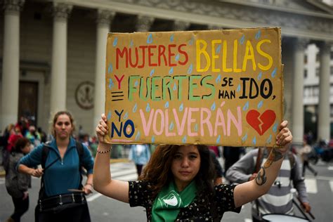 Jan 17, 2023 · Madre mexicana enfrenta pérdida, corrupción e impunidad en una "nación feminicida". Las altas tasas de feminicidio, combinadas con un historial deficiente de llevar a los perpetradores ante la ... . 