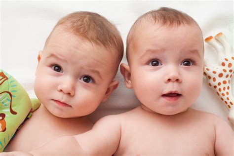 Los gemelos. La creencia popular indica que los hermanos gemelos comparten todo desde el momento de sus nacimientos. ... Y en junio de 2023 la segunda pareja de gemelos también … 
