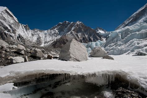 Los glaciares del Himalaya podrían perder hasta el 80% de su hielo para 2100 a medida que aumentan las temperaturas, advierte un informe