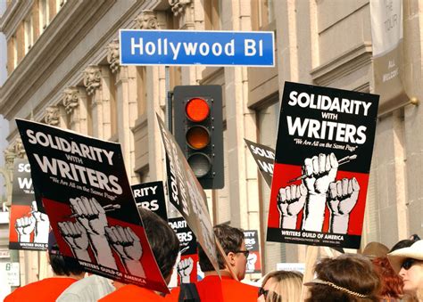 Los guionistas de Hollywood se declaran en huelga y paralizan la producción de muchas series de televisión