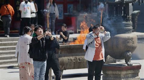 Los jóvenes en China están tan preocupados por la economía que piden una intervención divina