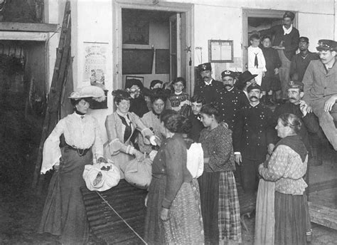 Los niños en la ciudad de buenos aires (1890 1910). - Indagine sui crimini di guerra nell'ex jugoslavia.