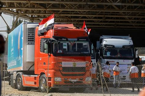 Los primeros camiones con ayuda entran en Gaza, pero el enclave asediado necesita desesperadamente más