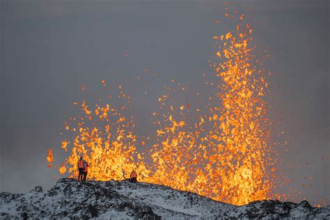 Los residentes de una ciudad islandesa amenazada por un volcán no pueden regresar a casa antes de Navidad, dice el alcalde