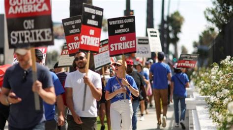 Los sindicatos culinarios y de camareros de Las Vegas votan a favor de autorizar una huelga