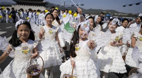 Los surcoreanos se vuelven más jóvenes de la noche a la mañana después de que el país desechara la “edad coreana”