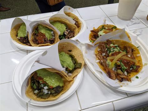 Los tacos 1. Une visite à Los Tacos No.1 saura vous convaincre que vous venez de manger probablement le meilleur taco à New York. L’ambiance y est souvent survoltée, ce qui ajoute à l’expérience unique qu’offre le restaurant mexicain. Vous ne serez pas déçu. Où trouver un Los Tacos No.1. Chelsea Market – 75 9th Avenue, New York, NY 10011 
