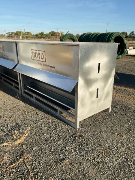 Lot 210 - 3 feeder AuctionsPlus